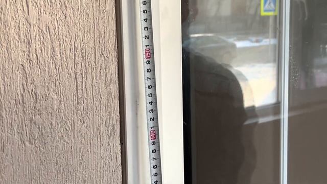 Установка пластиковой двери с фальш-перелетами в квартире на ул. Амурская в городе Тюмени