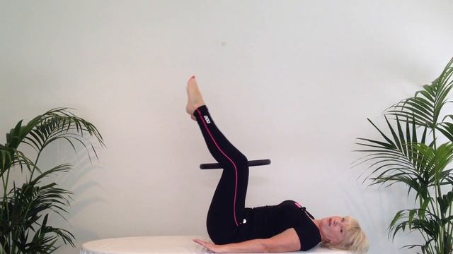 Pilates exercise #13 - Reverse curl and leg stretch with Pilates ring смотреть онлайн