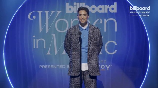 Benito Skinner Presents Charli XCX With The Powerhouse Award | Billboard Women In Music 2024 смотреть онлайн