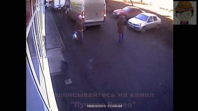 Женщина оказалась вне поля зрения водителя смотреть онлайн