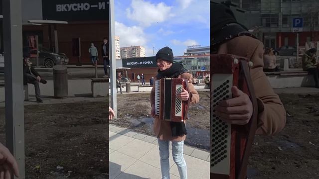 Поддержал аккордеониста! Людей не обманешь! Реакция! смотреть онлайн