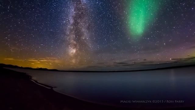 Stunning Milky Way time-lapse photobombed by Aurora Borealis смотреть онлайн