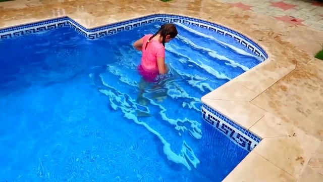 Ирочка УПАЛА в БАССЕЙН полный водой! смотреть онлайн
