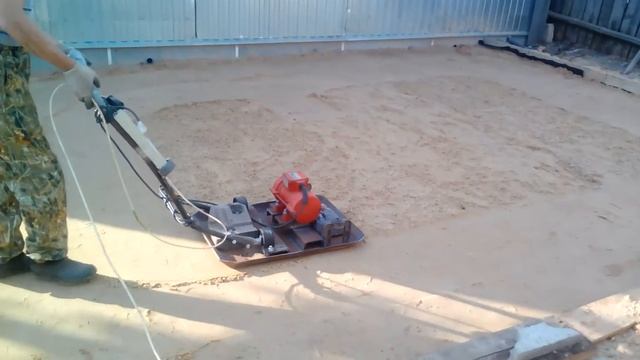 Трамбовка песка, увлажненного смотреть онлайн