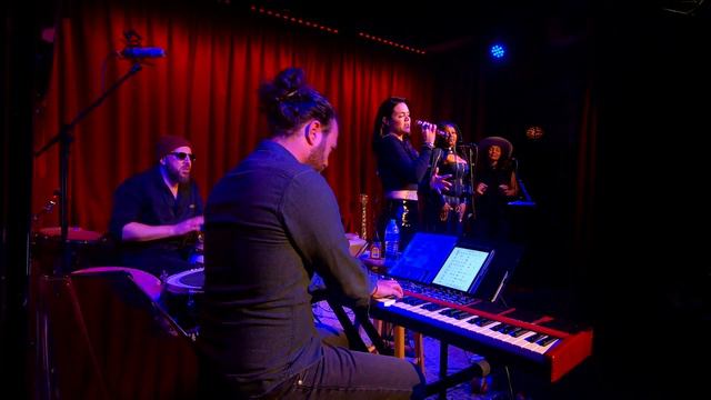 Vanessa Amorosi - Let's Stay Together (Live at The Hotel Cafe) смотреть онлайн