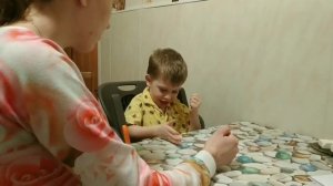 Кулак - ребро - ладонь. Мальчик 3 года 6 месяцев.