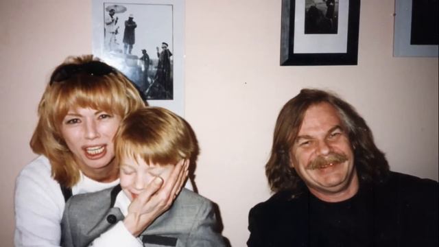 Почему мыла подъезды и не снимает парик бессменная вокалистка группы «Самоцветы»! смотреть онлайн