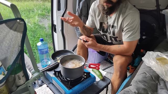 Живу в машине.Готовлю обед из макарон.Снова деликатес.I live in a car.Cook pasta lunch.VanLifeVlog смотреть онлайн