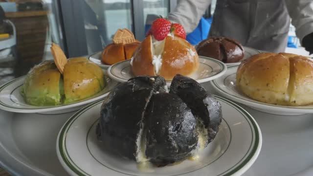 Нежные булочки с крем-чизом и чесноком смотреть онлайн