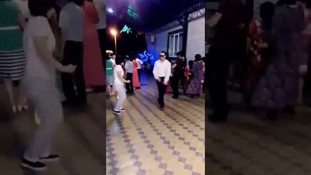 Мужчина танцует красиво смотреть онлайн