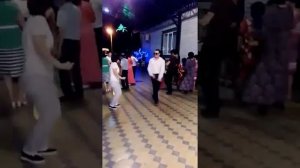 Мужчина танцует красиво