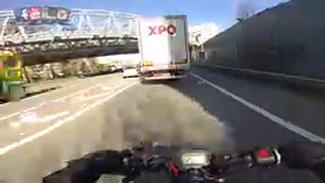 ☠ ROAD RAGE 28 - STUPID DRIVERS COMPILATION - MAY 2017 смотреть онлайн