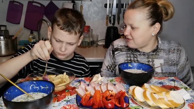 Mukbang холодный суп, и Макароны с курой/ Слово Ивану
