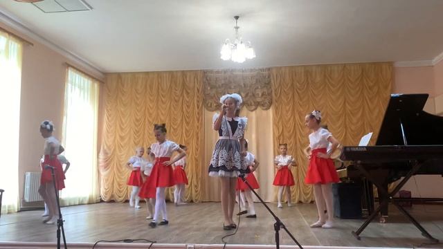 «Чему учат в школе» Ева Шмыкова солистка 12 лет и хореографический коллектив «Ладушки». смотреть онлайн