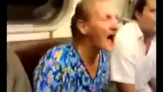 Психическую после гимна СССР вытолкнули из метро смотреть онлайн