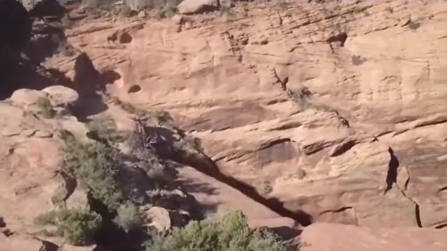 Radian flying over Canyon de Chelly Arizona смотреть онлайн