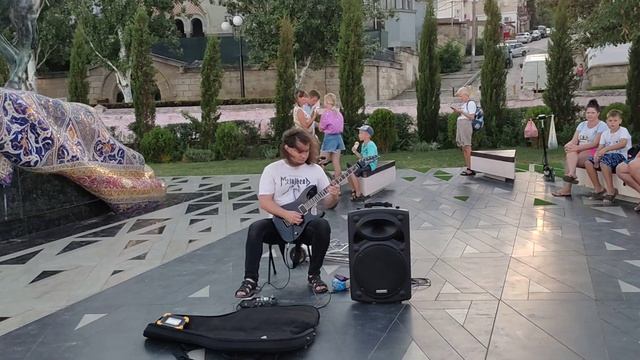 Queen show must go on. Уличный музыкант. Феодосия 2022. смотреть онлайн