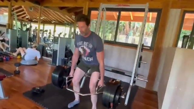 Хью Джекман тренируется в своей любимой футболке для «Дэдпула 3» (видео) смотреть онлайн