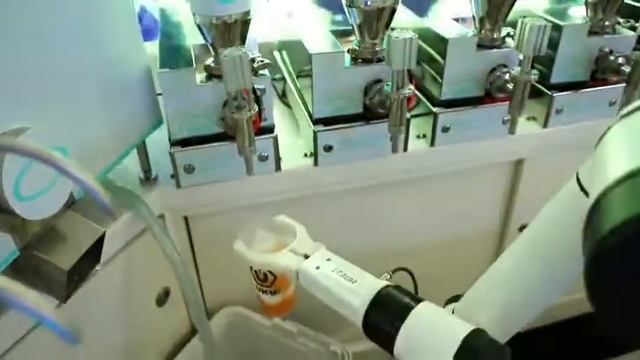 Изготовление напитков роботом AUBO смотреть онлайн