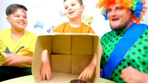 Егорка и Ярик играют в забавную игру с Карлосом