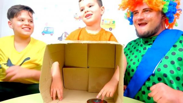 Егорка и Ярик играют в забавную игру с Карлосом