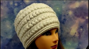 Шапочка к шарфику крючком.  Комплект для начинающих. (720p).mp4
