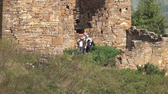 Горная Ингушетия - Гадаборш, очистка ране-мусульманского кладбища Гадаборшевых (сентябрь 2014 г.) смотреть онлайн