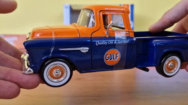 MotorMax 1/24 1955 Chevy 5100 Stepside Pickup Gulf Quality Oil&Service