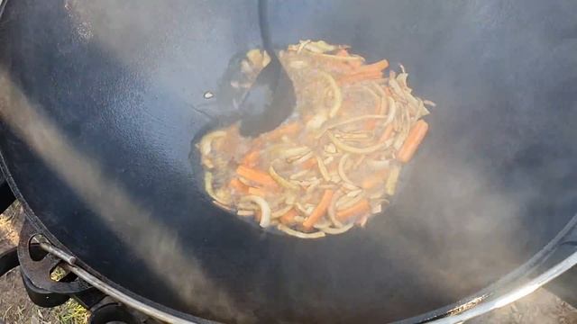 Жаркое из курицы и картофеля в казане на костре смотреть онлайн