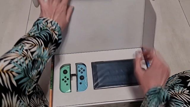 Распаковка лимитированного издания Nintendo Switch Animal Crossing Edition смотреть онлайн