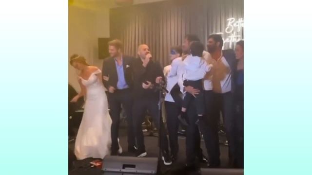 Актёры Ветреный гуляют от всей души Ахмет Тансу Ташанлар и Ойя Унустасы свадебный вечер. смотреть онлайн