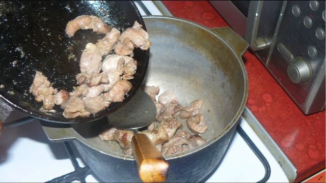 Тушеные куриные желудки с луком и морковью. Вкуснятина! смотреть онлайн