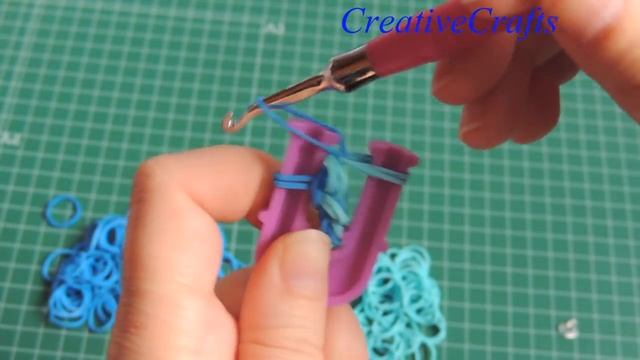 como hacer una pulsera cadena de nudos con gomitas SIN TELAR. Rainbow Loom bracelet.. смотреть онлайн