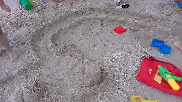 Дети построили замок из песка.............