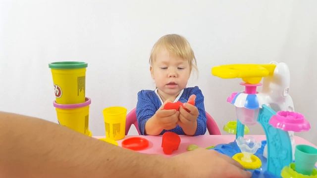 Сандра Си открывает пластилин play doh. Делаем мороженное с клубничного плей до. смотреть онлайн