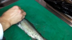 Как чистить форель от чешуи