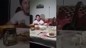 Чеченец поёт под гитару