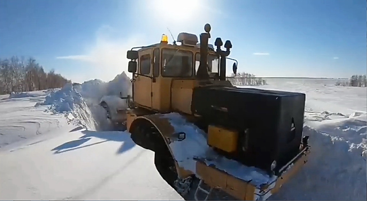 Мощно пробивают снег Кировцы К-700, К-701, МТЗ-1221. Powerful tractors break through the snow смотреть онлайн
