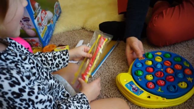 Маленькая девочка открывает СЮРПРИЗЫ Щенящий патруль Мини Маус детская микроволновка смотреть онлайн