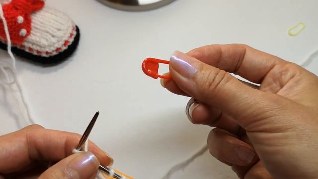 Пинетки спицами для новорожденного Микки & Минни Маус. смотреть онлайн