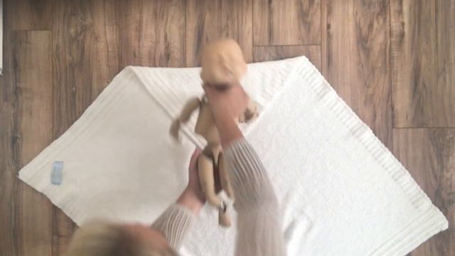 How to swaddle a newborn for a photo session смотреть онлайн