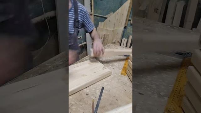 Простой способ как закрепить балясину к ступени, прикручиваем, устанавливаем балясины на ступень. смотреть онлайн