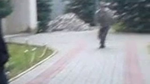 Кривоногий человек играет в футбол! XD ЖжеСть !!! смотреть онлайн