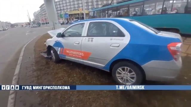 Каршеринг влетел в столб на Машерова