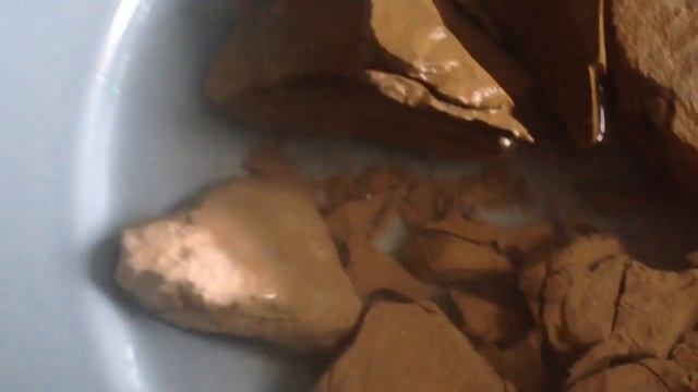 Splitting of Ural clay / Колка Уральской глины смотреть онлайн