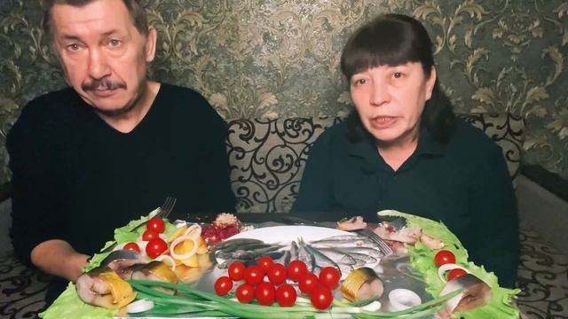 МУКБАНГ копчённая скумбрия, сельд, картошка, салат свекольный и овощи | MUKBANG smoked mackere смотреть онлайн