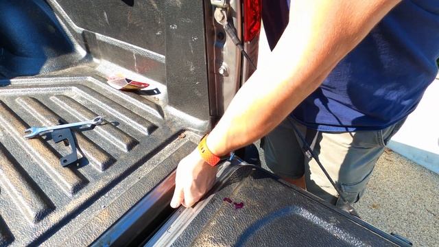 HOW TO Fit a Pickup Truck Tailgate Assist - Soft Open Tailgate Damper Kit Nissan Navara & Frontier смотреть онлайн