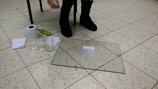 Эксперимент по физике: Как с помощью стакана поднять стекло смотреть онлайн