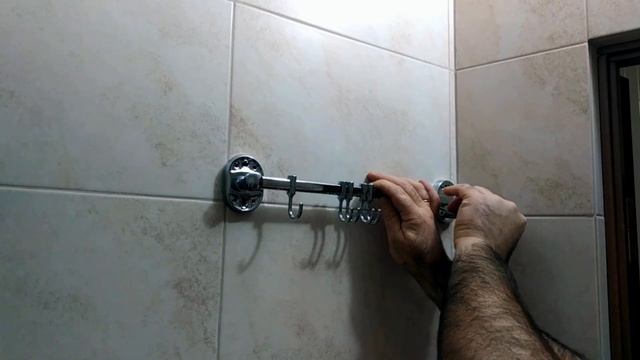 Как просверлить кафельную плитку в ванной и повесить вешалку с крючками
