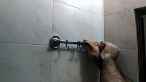 Как просверлить кафельную плитку в ванной и повесить вешалку с крючками